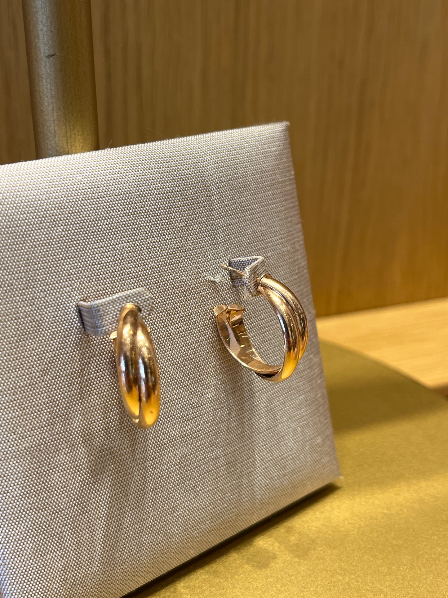 EA-CROSSED HOOPED EARRING حلق من الفضة عيار 925 مغطى بطبقات من الذهب عيار 18