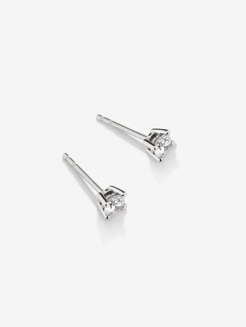 18K white gold solitaire earrings with 2 brilliant-cut diamonds with a total of 0.06 cts حلق من الذهب الابيض عيار 18 مع الالماس