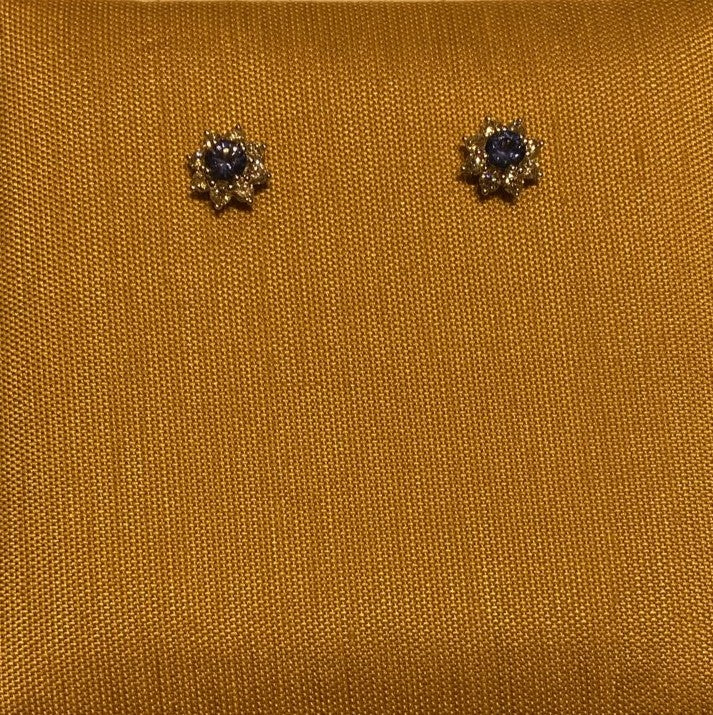 WHITE GOLD SAPPHIRE DIAMOND EARRING حلق ذهب ابيض عيار ١٨مرصع بالألماس 0.4 قيراط وحجز الزفير الأزرق