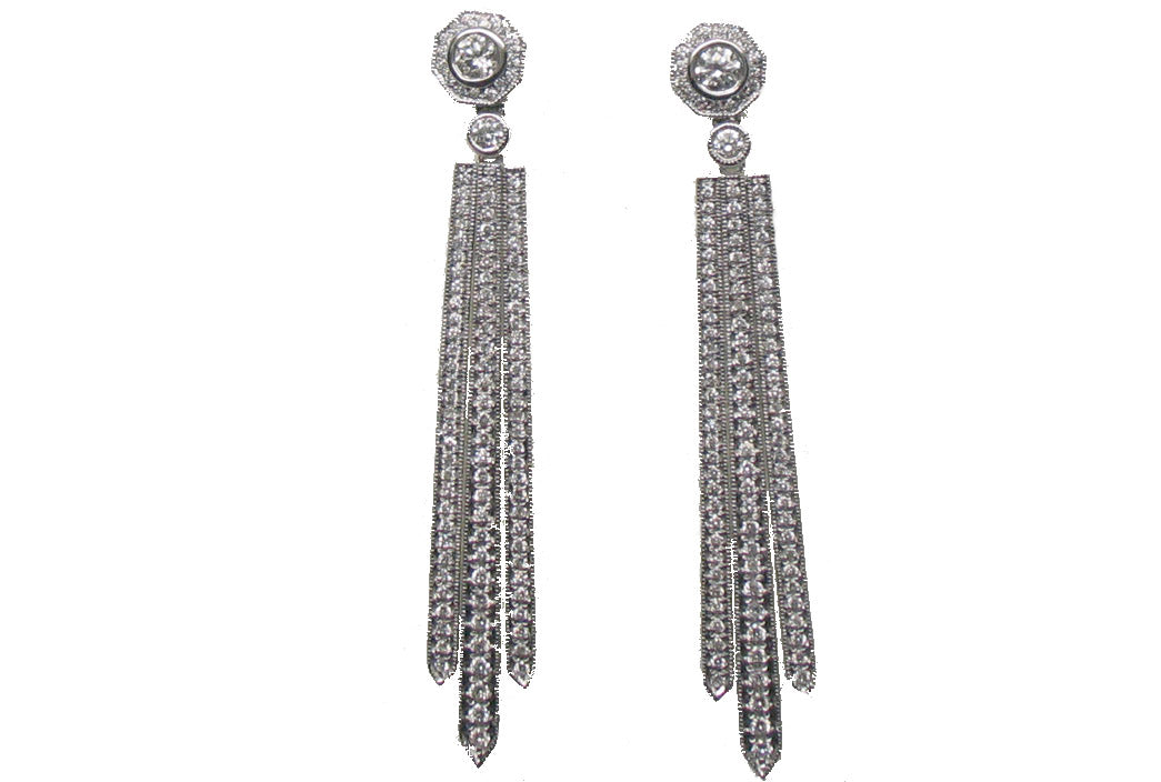 WHITE GOLD DIAMOND EARRING حلق ذهب 18 مرصع بالألماس ST / COLGANTE / 2372