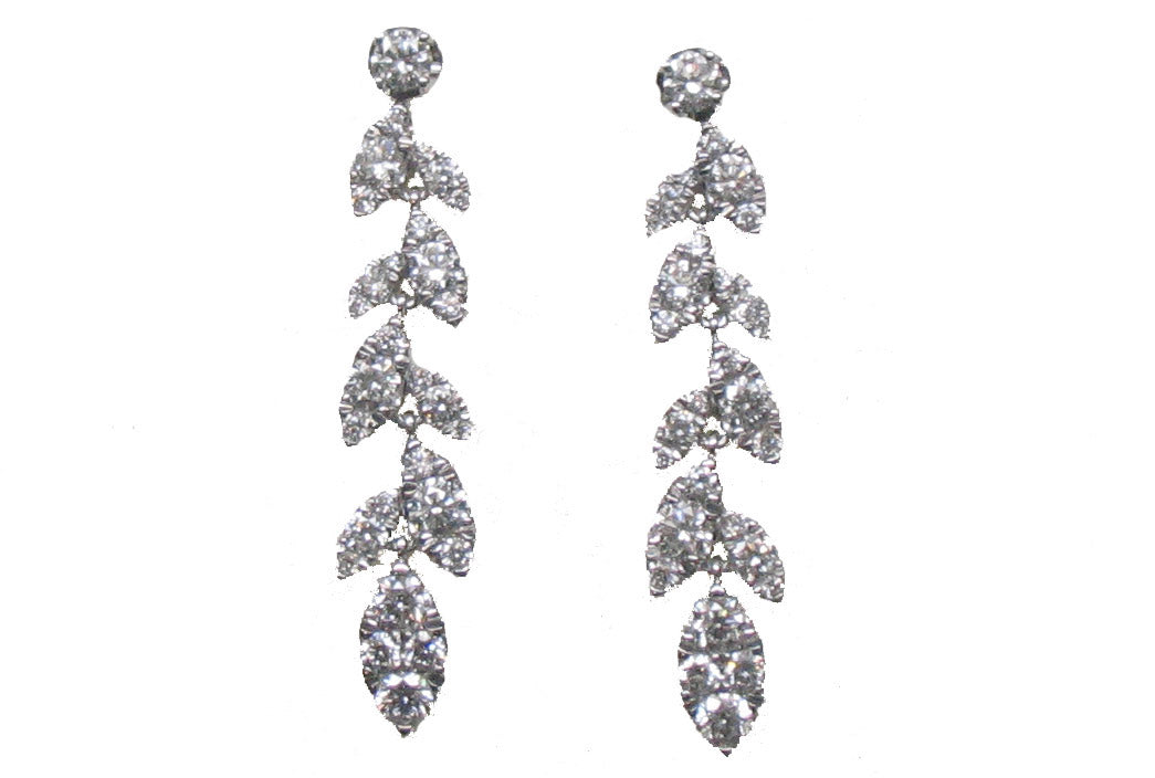 WHITE GOLD DIAMOND EARRING حلق ذهب 18 مرصع بالألماس ST / COLGANTE / 2425