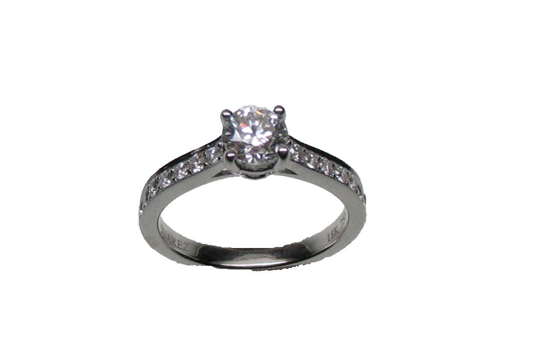 WHITE GOLD DIAMOND RING خاتم ذهب ابيض عيار ١٨مرصع بالألماس 0.7 قيراط