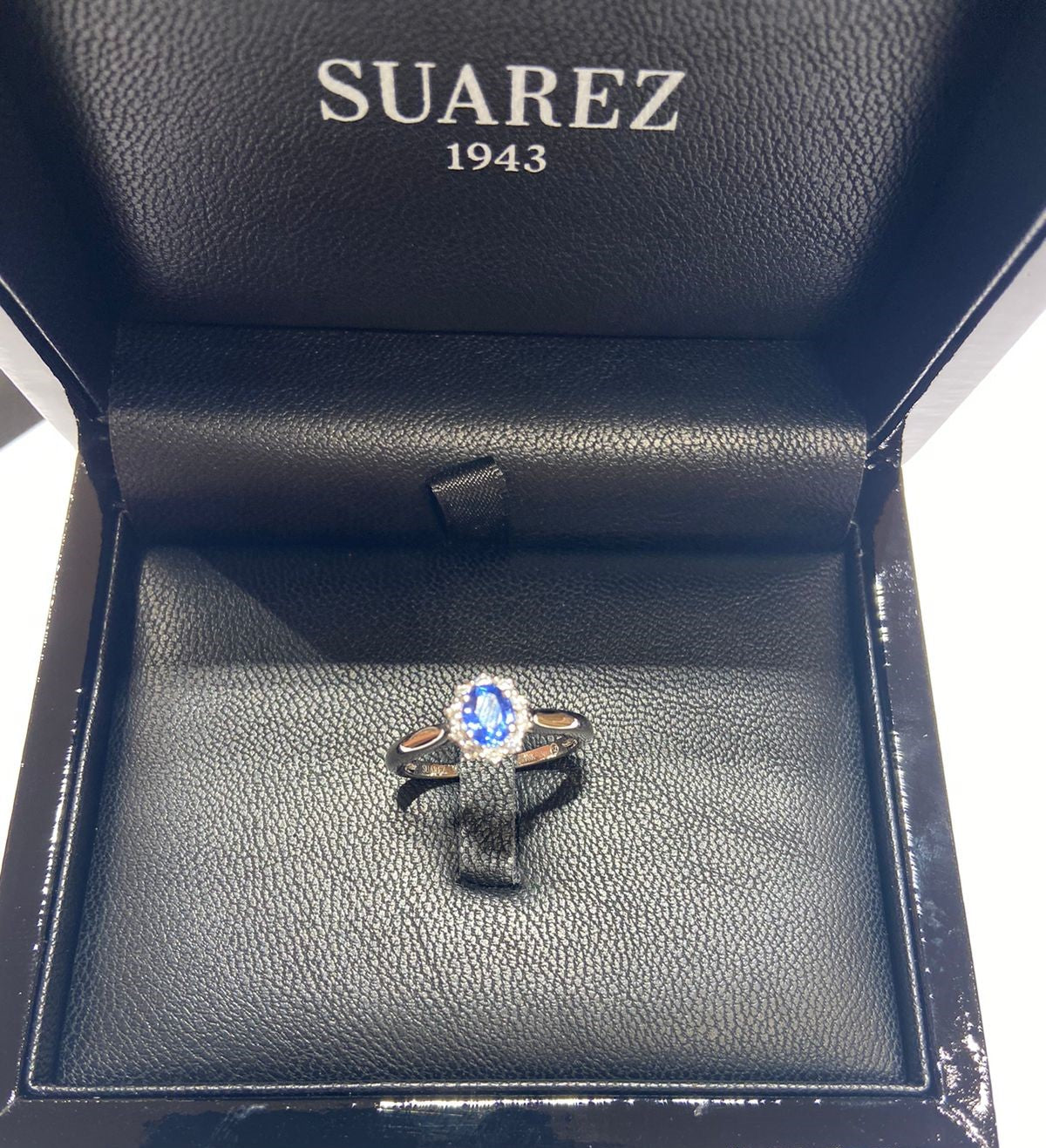 WHITE GOLD SAPPHIRE DIAMOND RING خاتم ذهب عيار ١٨ مرصع بالألماس 0.6 قيراط وحجر الزفير الأزرق
