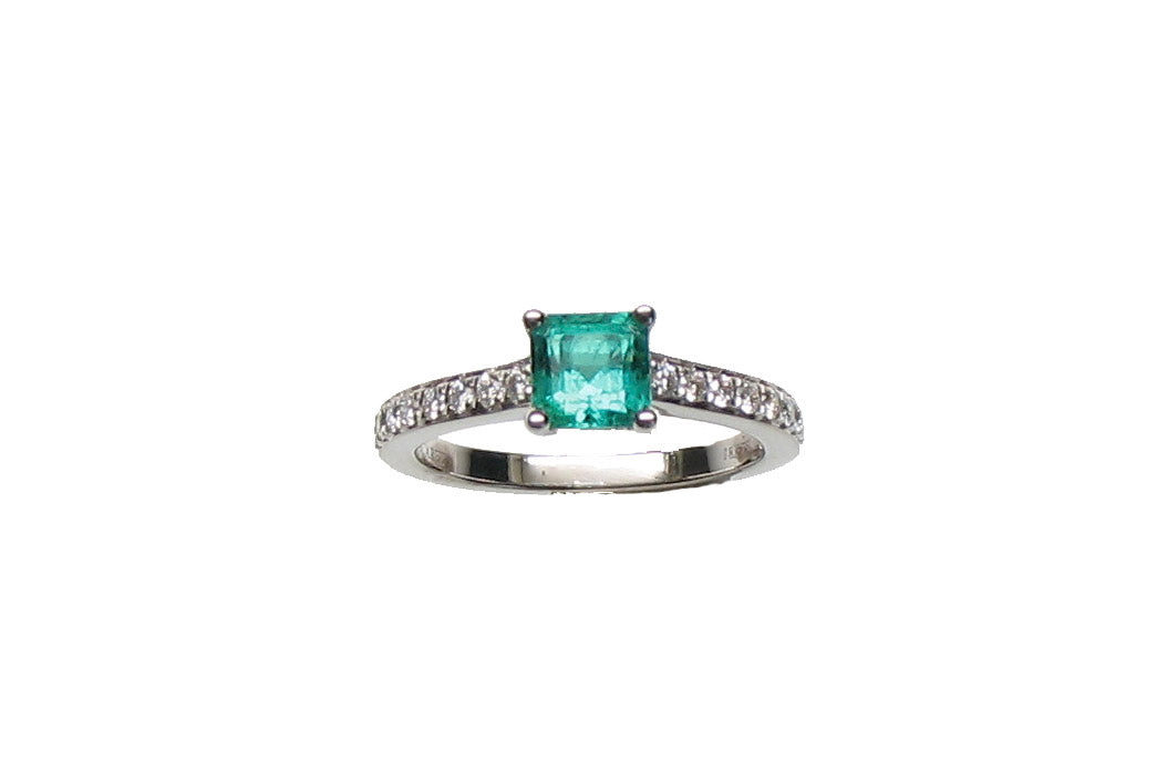WHITE GOLD EMERALD DIAMOND RING خاتم ذهب ابيض عيار 18مرصع بالألماس 0.35 قيراط وحجر الايمرالد